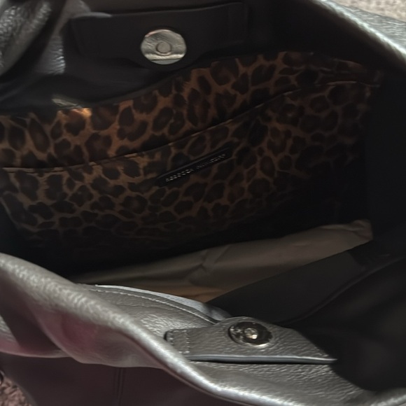 Elegant Black Leather Shoulder Bag - Picture 5 of 5